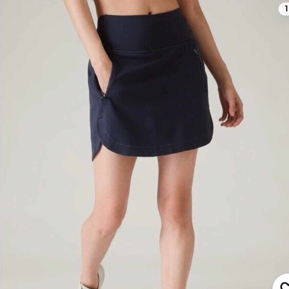 Women’s Athleta Fairway Golf Skort 16” Skort in Navy Blue Size Medium